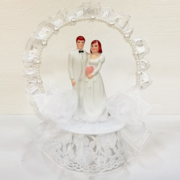 Сватбена фигурка - Младоженци в бяло на подиум