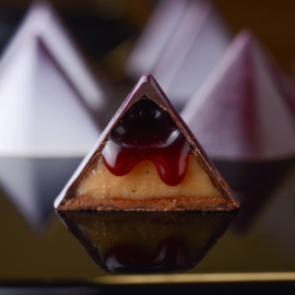 Поликарбонатна форма "Mount" от Philip Khoury