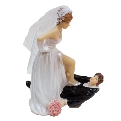 Сватбена фигурка - Брачна двойка "Хумористична - Мъж под чехъл"