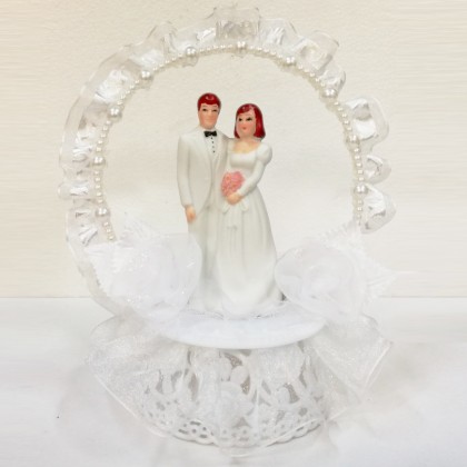 Сватбена фигурка - Младоженци в бяло на подиум