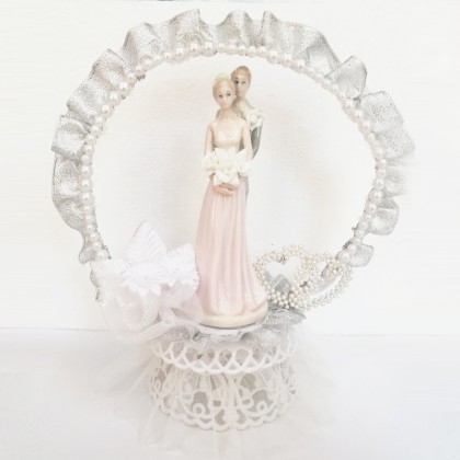 Сватбена фигурка - Керамична със сърце на подиум