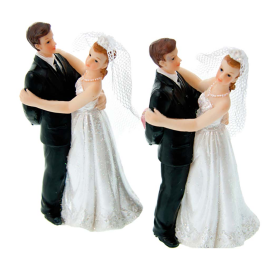 Сватбена фигурка - Двойка - танцуваща с подарък