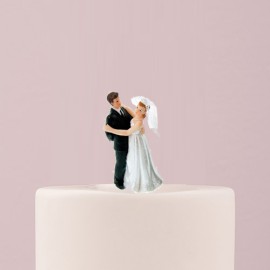 Сватбена фигурка - Двойка - танцуваща с подарък